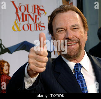 Schauspieler Rip Torn, der Mitglied in der motion picture romantische Komödie "Deine, Meine & Unsere' für die Premiere des Films im Arclight Theater in Los Angeles, 20. November 2005 eingeht. Der Film, in der Hauptrolle Dennis Quaid und Rene Russo öffnet sich in den Vereinigten Staaten 07.11.23. (UPI Foto/Jim Ruymen) Stockfoto