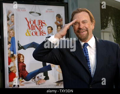 Schauspieler Rip Torn, der Mitglied in der motion picture romantische Komödie "Deine, Meine & Unsere' für die Premiere des Films im Arclight Theater in Los Angeles, 20. November 2005 eingeht. Der Film, in der Hauptrolle Dennis Quaid und Rene Russo öffnet sich in den Vereinigten Staaten 07.11.23. (UPI Foto/Jim Ruymen) Stockfoto