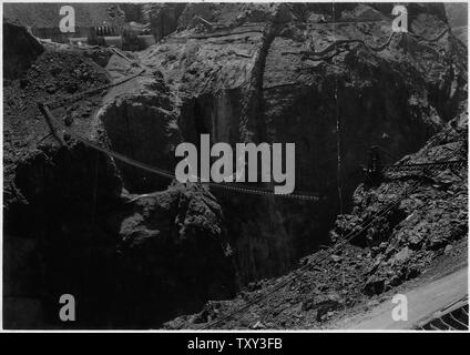 Catwalk spanning Canyon über vorgelagerten fangdamms. Die Spanne ist etwa zwischen Triangulation Punkte C-7 und C-8 schwang. Höhe in der Mitte der Spanne ist ca. 1005.; Umfang und Inhalt: Foto aus Band 2 einer Reihe von Fotoalben dokumentiert den Bau des Hoover Dam, Boulder City, Nevada. Stockfoto