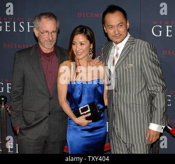 Produzent Steven Spielberg (L) posiert mit Darsteller malaysische Schauspielerin Michelle Yeoh (C) und japanische Schauspieler Ken Watanabe, wie sie für die Los Angeles Premiere des Motion Picture romantische Komödie 'Memoirs einer Geisha' im Kodak Theater in Hollywood" in Los Angeles, Kalifornien, 4. Dezember 2005. Der Film basiert auf dem Roman von Arthur Golden und erzählt die Geschichte eines japanischen Kind (Ziyi Zhang), geht von der Arbeit als Dienstmädchen in einem Geisha-haus, zur legendären Geisha Sayuri. Der Film wird in den USA am 9. Dezember. (UPI Foto/Jim Ruymen) Stockfoto