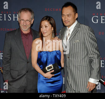 Produzent Steven Spielberg (L) posiert mit Darsteller malaysische Schauspielerin Michelle Yeoh (C) und japanische Schauspieler Ken Watanabe, wie sie für die Los Angeles Premiere des Motion Picture romantische Komödie 'Memoirs einer Geisha' im Kodak Theater in Hollywood" in Los Angeles, Kalifornien, 4. Dezember 2005. Der Film basiert auf dem Roman von Arthur Golden und erzählt die Geschichte eines japanischen Kind (Ziyi Zhang), geht von der Arbeit als Dienstmädchen in einem Geisha-haus, zur legendären Geisha Sayuri. Der Film wird in den USA am 9. Dezember. (UPI Foto/Jim Ruymen) Stockfoto