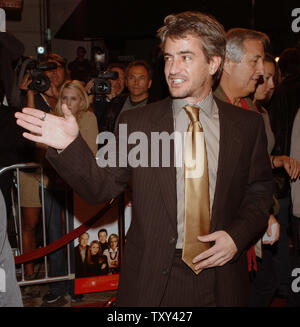 Schauspieler Dermot Mulroney Gesten, wie er für die Premiere von seinem neuen Film "Die Familie Stone" in Los Angeles am 6. Dezember 2005 kommt. Der Film, eine komische Geschichte über den Jahresurlaub Versammlung einer neuen England Familie, auch stars Rachel McAdams, Claire Danes, Sarah Jessica Parker und Craig T Nelson und wird in den USA am 16. Dezember. (UPI Foto/Jim Ruymen) Stockfoto