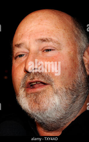 Regisseur Rob Reiner kommt für die Premiere von seinem neuen Film "Gerücht hat es...', am Grauman's Chinese Theater in Hollywood" in Los Angeles zum 15. Dezember 2005. Der Film stars Jennifer Aniston als eine Frau, die ihre Ehe Pläne auf Halten setzt, damit sie nach Hause zurückkehren können und Familie Geheimnisse enträtseln, und hat festgestellt, dass der Film 1967 "Absolvent" war wahrscheinlich auf Ihre Familie. Der Film öffnet sich in den Vereinigten Staaten 25.12. (UPI Foto/Jim Ruymen) Stockfoto