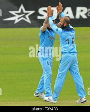 London, Großbritannien. 25. Juni 2019. Moeen Ali von England feiert die wicket von David Warner von Australien während des England v Australia, ICC Cricket World Cup Match, an den Lords in London, England. Credit: Cal Sport Media/Alamy leben Nachrichten Stockfoto