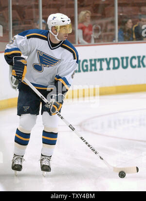 St. Louis Blues defenseman Eric Weinrich Aufwärmen vor dem Spiel gegen die Anaheim Mighty Ducks 21 Dezember, 2005 in Anaheim, CA. (UPI Foto/John Hayes) Stockfoto