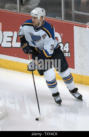 St. Louis Blues Zentrum Doug Gewicht Schlittschuhe gegen die Anaheim Mighty Ducks 21 Dezember, 2005 in Anaheim, Calif (UPI Foto/John Hayes) Stockfoto