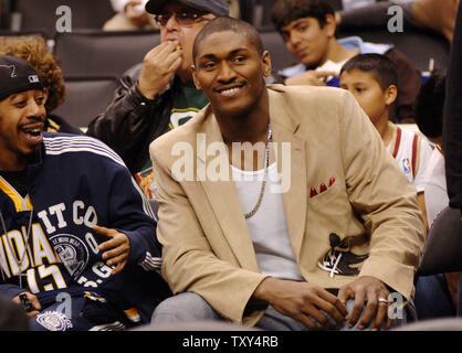 Indiana Pacers' Ron Artest (R) Uhren die Los Angeles Lakers 'NBA Basketball Spiel gegen die Cleveland Cavaliers in Los Angeles am 12. Januar 2006. Artest, der 2003-04 NBA Defensive Player des Jahres, war durchschnittlich 19,4 Punkte, wenn Er brachte seinen Wunsch, im letzten Monat gehandelt wird. Später widerrief er diese Erklärung, aber das Team Präsident Larry Bird und Walsh haben gesagt, dass sie in ihn für Indiana spielen nicht mehr interessiert sind. Artest hat nicht in einem Spiel seit Dez. 6 gespielt. (UPI Foto/Jim Ruymen) Stockfoto