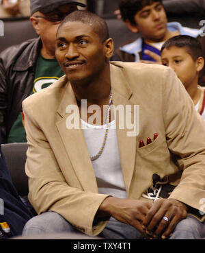 Indiana Pacers' Ron Artest Uhren die Los Angeles Lakers 'NBA Basketball Spiel gegen die Cleveland Cavaliers in Los Angeles am 12. Januar 2006. Artest, der 2003-04 NBA Defensive Player des Jahres, war durchschnittlich 19,4 Punkte, wenn Er brachte seinen Wunsch, im letzten Monat gehandelt wird. Später widerrief er diese Erklärung, aber das Team Präsident Larry Bird und Walsh haben gesagt, dass sie in ihn für Indiana spielen nicht mehr interessiert sind. Artest hat nicht in einem Spiel seit Dez. 6 gespielt. (UPI Foto/Jim Ruymen) Stockfoto