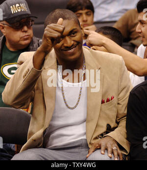 Indiana Pacers' Ron Artest Uhren die Los Angeles Lakers 'NBA Basketball Spiel gegen die Cleveland Cavaliers in Los Angeles am 12. Januar 2006. Artest, der 2003-04 NBA Defensive Player des Jahres, war durchschnittlich 19,4 Punkte, wenn Er brachte seinen Wunsch, im letzten Monat gehandelt wird. Später widerrief er diese Erklärung, aber das Team Präsident Larry Bird und Walsh haben gesagt, dass sie in ihn für Indiana spielen nicht mehr interessiert sind. Artest hat nicht in einem Spiel seit Dez. 6 gespielt. (UPI Foto/Jim Ruymen) Stockfoto