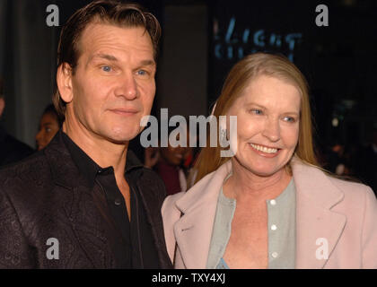 Schauspieler Patrick Swayze (L) und Frau Lisa Niemi Besuchen die Premiere der "letzten Ferien' im Cinerama Dome in Hollywood vom 12. Januar 2006. (UPI Foto/Phil McCarten) Stockfoto