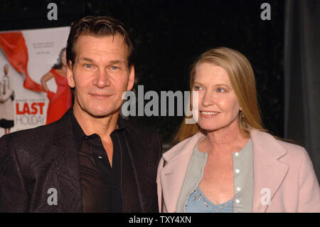 Schauspieler Patrick Swayze (L) und Frau Lisa Niemi Besuchen die Premiere der "letzten Ferien' im Cinerama Dome in Hollywood vom 12. Januar 2006. (UPI Foto/Phil McCarten) Stockfoto