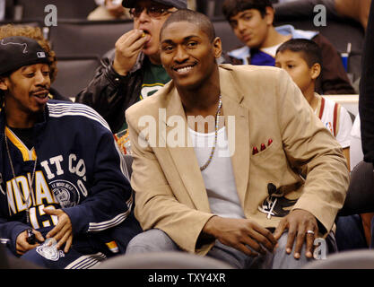 Indiana Pacers Ron Artest (R) Uhren im NBA-Spiel zwischen den Cleveland Cavaliers und die Los Angeles Lakers in Los Angeles vom 12. Januar 2006. Artest gefragt, letzter Monat gehandelt werden kann, und zwar zog er die Erklärung, team Präsident Larry Bird, sagte er, dass Artest spielen für das Team nicht mehr interessiert ist. Artest hat nicht in einem Spiel seit Dezember 6, 2005 gespielt. (UPI Foto/Jim Ruymen) Stockfoto