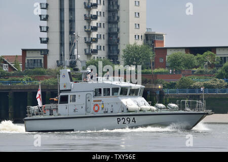 HMS Trompeter, ein bogenschütze Klasse P 2000 Patrouillenboot, der Glasgow und Strathclyde Universitäten Royal Naval Unit auf der Themse in London. Stockfoto