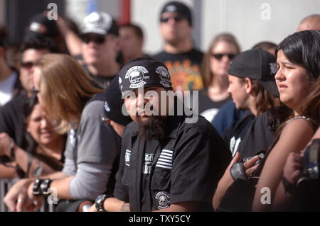 Fans nehmen an einer Zeremonie, wo Gitarrist Zakk Wylde in die Hollywood Rock eingesetzt ist in Los Angeles, Kalifornien am 17. Januar 2006 laufen. Wylde spielte Gitarre für Ozzy Osbourne vor Beginn seiner eigenen Band Black Label Society im Jahr 1998. (UPI Foto/Phil McCarten) Stockfoto