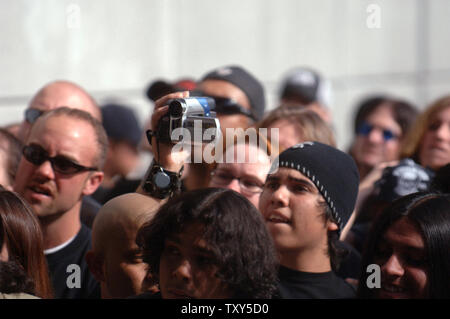 Fans nehmen an einer Zeremonie, wo Gitarrist Zakk Wylde in die Hollywood Rock eingesetzt ist in Los Angeles, Kalifornien am 17. Januar 2006 laufen. Wylde spielte Gitarre für Ozzy Osbourne vor Beginn seiner eigenen Band Black Label Society im Jahr 1998. (UPI Foto/Phil McCarten) Stockfoto