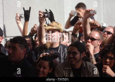 Fans nehmen an einer Zeremonie, wo Gitarrist Zakk Wylde in die Hollywood Rock eingesetzt ist in Los Angeles, Kalifornien am 17. Januar 2006 laufen. Wylde spielte Gitarre für Ozzy Osbourne vor Beginn seiner eigenen Band Black Label Society im Jahr 1998. (UPI Foto/Phil McCarten) Stockfoto