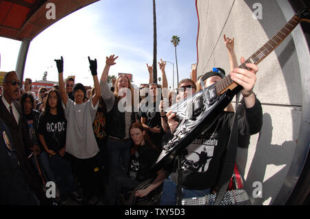 Fans nehmen an einer Zeremonie, wo Gitarrist Zakk Wylde in die Hollywood Rock eingesetzt ist in Los Angeles, Kalifornien am 17. Januar 2006 laufen. Wylde spielte Gitarre für Ozzy Osbourne vor Beginn seiner eigenen Band Black Label Society im Jahr 1998. (UPI Foto/Phil McCarten) Stockfoto