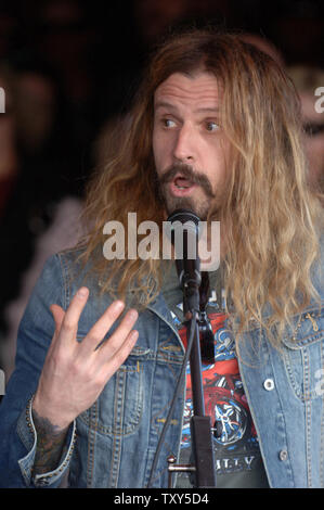 Rob Zombie besucht eine Zeremonie, wo Gitarrist Zakk Wylde in die Hollywood Rock eingesetzt ist in Los Angeles, Kalifornien am 17. Januar 2006 laufen. Wylde Gitarre für Ozzy Osbourne vor Beginn seiner eigenen Band Black Label Society im Jahr 1998 gespielt. (UPI Foto/Phil McCarten) Stockfoto