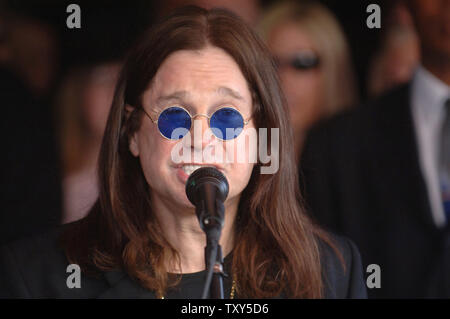 Ozzy Osbourne besucht eine Zeremonie, wo Gitarrist Zakk Wylde in die Hollywood Rock eingesetzt ist in Los Angeles, Kalifornien am 17. Januar 2006 laufen. Wylde Gitarre für Ozzy Osbourne vor Beginn seiner eigenen Band Black Label Society im Jahr 1998 gespielt. (UPI Foto/Phil McCarten) Stockfoto