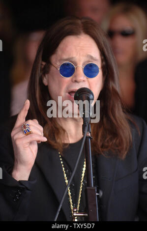 Ozzy Osbourne besucht eine Zeremonie, wo Gitarrist Zakk Wylde in die Hollywood Rock eingesetzt ist in Los Angeles, Kalifornien am 17. Januar 2006 laufen. Wylde Gitarre für Ozzy Osbourne vor Beginn seiner eigenen Band Black Label Society im Jahr 1998 gespielt. (UPI Foto/Phil McCarten) Stockfoto