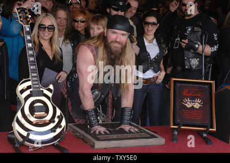 Zakk Wylde besucht eine Zeremonie, wo durch seine Hand druckt und Unterschrift in Zement der Gitarrist in die Hollywood Rock eingesetzt ist zu Fuß in Los Angeles, Kalifornien am 17. Januar 2006. Wylde Gitarre für Ozzy Osbourne vor Beginn seiner eigenen Band Black Label Society im Jahr 1998 gespielt. (UPI Foto/Phil McCarten) Stockfoto