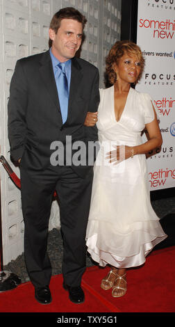 Schauspielerin Alfre Woodard (R), die Sterne in der dramatischen Komödie motion picture "etwas Neues", und ihr Ehemann Roderick Spencer kommen für die Premiere des Films im Cinerama Dome im Hollywood Abschnitt von Los Angeles, Kalifornien, 24. Januar 2006. (UPI Foto/Jim Ruymen) Stockfoto