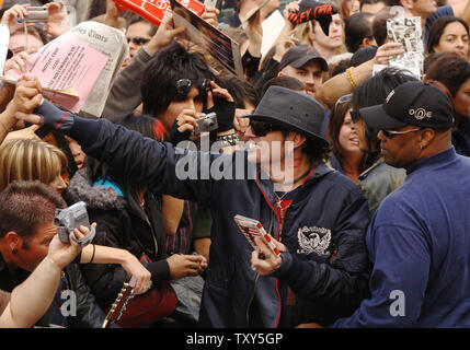 Tommy Lee, einer der Mitglieder der Rockgruppe Motley Crue, feiert mit Fans nach einer feierlichen Enthüllung Stern auf dem Hollywood Walk of Fame in Hollywood, Kalifornien, 25. Januar 2006. Die Veranstaltung fällt mit dem 25. Jahrestag des Motley Crue. Sie haben mehr als 40 Millionen Alben während Ihrer Karriere verkauft. (UPI Foto/Jim Ruymen) Stockfoto