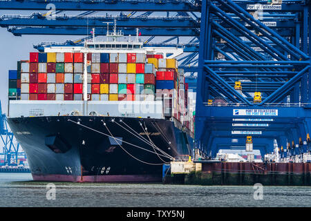 Handelshafen Großbritannien - Versandcontainer, die von der Maersk Eureka bei Felixstowe entladen werden - der Hafen von Felixstowe ist der größte Containerhafen Großbritanniens Stockfoto