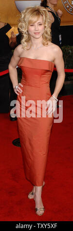 Schauspielerin Linda Cardellini kommt für die 12. jährlichen Screen Actors Guild Awards im Shrine Auditorium in Los Angeles, Kalifornien, 29. Januar 2006. (UPI Foto/Jim Ruymen) Stockfoto