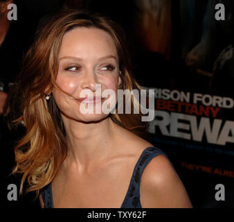 Schauspielerin Calista Flockhart kommt für die Premiere des Films 'Firewall' am Grauman's Chinese Theater in Hollywood" in Los Angeles, Kalifornien am 2. Februar 2006. Der Film erzählt die Geschichte der elektronischen Security Spezialist Jack Stanfield (Harrison Ford), die gezwungen ist die Bank arbeitet er für, zu berauben, um Lösegeld für seine Familie zu zahlen. Der Film wird in den USA am 10. Februar. (UPI Foto/Jim Ruymen) Stockfoto