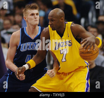 Los Angeles Lakers forward Lamar Odom (R) Antriebe gegen Utah Jazz forward Andrei Kirilenko von Russland (R) in der ersten Jahreshälfte ein NBA Basketball Spiel in Los Angeles, Kalifornien, 13. Februar 2006. Die Lakers besiegten die Jazz 94-88. (UPI Foto/Jim Ruymen) Stockfoto