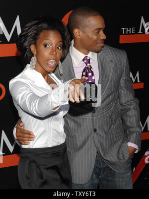 Sänger Kelly Rowland (L) und Schauspieler Duane Martin, der Co - Stern in der romantischen Komödie motion picture'S essen, Füller, kommen für die Premiere des Films im El Capitan Theatre in Hollywood" von Los Angeles, 22. Februar 2004. (UPI Foto/Jim Ruymen) Stockfoto