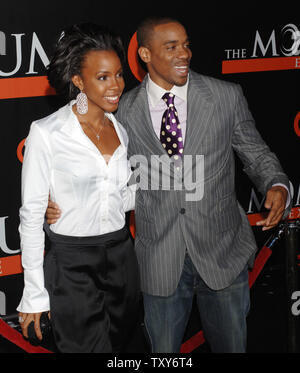 Sänger Kelly Rowland (L) und Schauspieler Duane Martin, der Co - Stern in der romantischen Komödie motion picture'S essen, Füller, kommen für die Premiere des Films im El Capitan Theatre in Hollywood" von Los Angeles, 22. Februar 2004. (UPI Foto/Jim Ruymen) Stockfoto