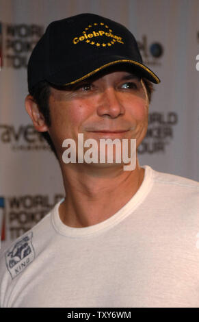 Schauspieler Lou Diamond Phillips kommt für die World Poker Tour Einladungs im Commerce Casino in Los Angeles, Kalifornien am 22. Februar 2006. (UPI Foto/Phil McCarten) Stockfoto