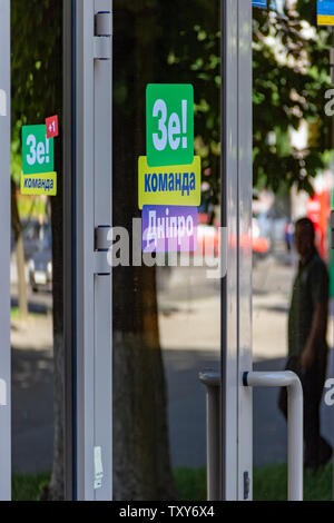 DNIPRO, UKRAINE - 16. Juni 2019: Wahlkampf der Präsident der Ukraine, Wladimir Zelensky. Grünen Aufkleber 'Ze! Team" auf Glastüren des e Stockfoto