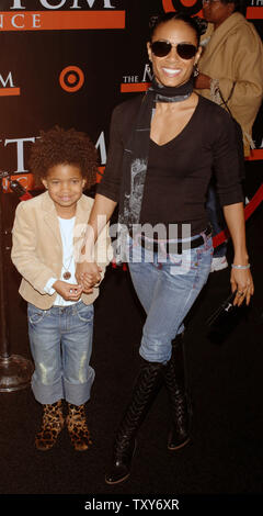 Schauspielerin Jada Pinkett Smith (R) und ihre Tochter Willow kommen als Gäste für die romantische Komödie "das Bild der Füller Essen, 'am El Capitan Theatre in Hollywood" von Los Angeles, 22. Februar 2004. (UPI Foto/Jim Ruymen) Stockfoto