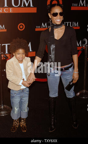 Schauspielerin Jada Pinkett Smith (R) und ihre Tochter Willow Camille Herrschaft Smith kommen als Gäste für die romantische Komödie "das Bild der Füller Essen, 'am El Capitan Theatre in Hollywood" von Los Angeles, 22. Februar 2004. (UPI Foto/Jim Ruymen) Stockfoto