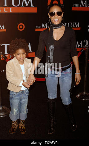 Schauspielerin Jada Pinkett Smith (R) und ihre Tochter Willow Camille Herrschaft Smith kommen als Gäste für die romantische Komödie "das Bild der Füller Essen, 'am El Capitan Theatre in Hollywood" von Los Angeles, 22. Februar 2004. (UPI Foto/Jim Ruymen) Stockfoto