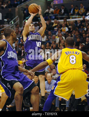 Sacramento Kings Guard Mike Bibby (#10) Kerben 3 seiner 25 Punkte über Los Angeles Lakers guard Kobe Bryant während der ersten Hälfte von ihrer NBA Spiel in Los Angeles am 23. Februar 2006. Die Lakers besiegten die Könige 106-85. (UPI Foto/Jim Ruymen) Stockfoto