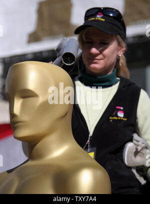 Arbeitnehmer trocken Farbe auf Oscar Statuen in der Vorbereitung für die 78. jährlichen Academy Awards am roten Teppich bei der Kodak Theater am 4. März 2006 in Hollywood, Ca. (UPI Foto/David Silpa) Stockfoto