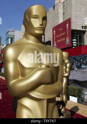 Arbeitnehmer Farbe Oscar Statuen in der Vorbereitung für die 78. jährlichen Academy Awards, die Oscars, die am 4. März 2006, in Hollywood, Ca. (UPI Foto/Gary C. Caskey) Stockfoto