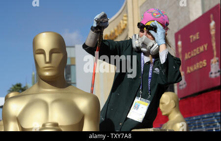 Arbeitnehmer Farbe Oscar Statuen in der Vorbereitung für die 78. jährlichen Academy Awards am roten Teppich bei der Kodak Theater am 4. März 2006 in Hollywood, Ca. (UPI Foto/David Silpa) Stockfoto