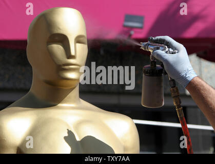 Arbeitnehmer Farbe Oscar Statuen in der Vorbereitung für die 78. jährlichen Academy Awards am roten Teppich bei der Kodak Theater am 4. März 2006 in Hollywood, Ca. (UPI Foto/David Silpa) Stockfoto