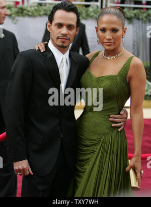 Marc Anthony und Jennifer Lopez kommen an die 78. jährlichen Academy Awards im Kodak Theater in Hollywood, Kalifornien am März 5, 2006. (UPI Foto/Terry Schmitt) Stockfoto