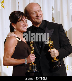 Paul Haggis, der schrieb und inszenierte den Film "Crash" erscheint hinter der Bühne mit dem Film Co-Produzent Cathy Schulman, nachdem der Film den Oscar für den besten Film gewann für die umgekippten Gewinn während der 78Th Academy Awards im Kodak Theater in Hollywood" in Los Angeles, Kalifornien. "Crash" - ein low-budget-Rasse Drama - zog einen atemberaubenden umgekippt durch Schnappen der Best Picture Award von front-runner 'Brokeback Mountain'. "Crash" gewann auch für das ursprüngliche Drehbuch für Haggis und Bobby Moresco. (UPI Foto/Jim Ruymen) Stockfoto