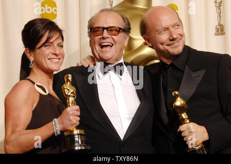 Paul Haggis (R), der schrieb und inszenierte den Film "Crash" erscheint hinter der Bühne mit dem Film Co-Produzent Cathy Schulman (L) und Schauspieler Jack Nicholson (C) nach dem Film den Oscar für den besten Film gewann für das Umkippen während der 78Th Academy Awards gewinnen im Kodak Theater in Hollywood" in Los Angeles, Kalifornien. "Crash" - ein low-budget-Rasse Drama - zog einen atemberaubenden umgekippt durch Schnappen der Best Picture Award von front-runner 'Brokeback Mountain'. "Crash" gewann auch für das ursprüngliche Drehbuch für Haggis und Bobby Moresco. (UPI Foto/Jim Ruymen) Stockfoto