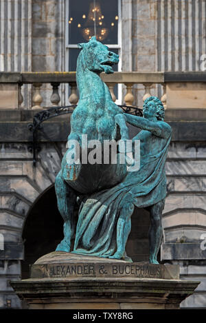 Die Statue von Alexander dem Großen und seinem Pferd Bucephalus im Innenhof der Edinburgh City Chambers in der Altstadt von Edinburgh. Stockfoto