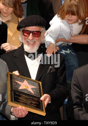 Grammy-prämierten Musik Produzent Lou Adler, (C), die sich "The Rocky Horror Picture Show' in Kultstatus ins Leben gerufen, die Winzer der Moment, nachdem er mit einem Stern auf dem Hollywood Walk of Fame geehrt wurde in Los Angeles, Kalifornien am 6. April 2006. Pablo, 4, einem der Adler's sieben Söhne erreicht über einen Blick zu nehmen. (UPI Foto/Jim Ruymen) Stockfoto
