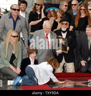 Drei Grammy-prämierten Musik Produzent von 18 Gold und Platin Alben Lou Adler (Mitte, holding Plaque), die sich "The Rocky Horror Picture Show' in Kultstatus gestartet Uhren sein 4-jähriger Sohn Pablo berühren seine gerade enthüllt Stern auf dem Hollywood Walk of Fame während einer Zeremonie in Los Angeles, Kalifornien am 6. April 2006. Die Adler sind Familienmitglieder, hintere Reihe von links, die Söhne Nic, Cisco, Freunde Herb Alpert und Jerry Moss und Frau Seite Hannah, zweite Reihe von links Schauspieler Jack Nicholson, Söhne Ike und Manny und untere Reihe, Schauspielerin Daryl Hannah und Sohn Oscar. (UPI Foto/Jim Ruymen) Stockfoto