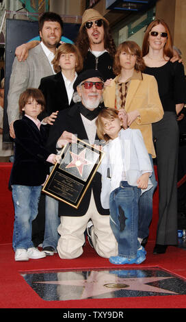 Drei Grammy-prämierten Musik Produzent von 18 Gold und Platin Alben Lou Adler (C), die sich "The Rocky Horror Picture Show' in Kultstatus hat, ist mit einem Stern auf dem Hollywood Walk of Fame geehrt in Los Angeles, Kalifornien am 6. April 2006. Die Adler sind Familienmitglieder, hintere Reihe von links, die Söhne Nic, Cisco, Frau Seite Hannah, zweite Reihe von Links, die Söhne Ike, Manny, und in der unteren Zeile, die Söhne Oscar, Pablo. (UPI Foto/Jim Ruymen) Stockfoto